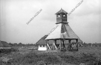 Épülő molnaszecsődi harangláb és a szentpéterfai ház